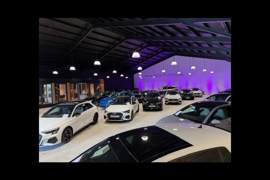 Mercedes-Benz A-Klasse 180 AMG Line | Pano | Sfeer | Stoelverw. | Camera | Trekhaak Electrisch |