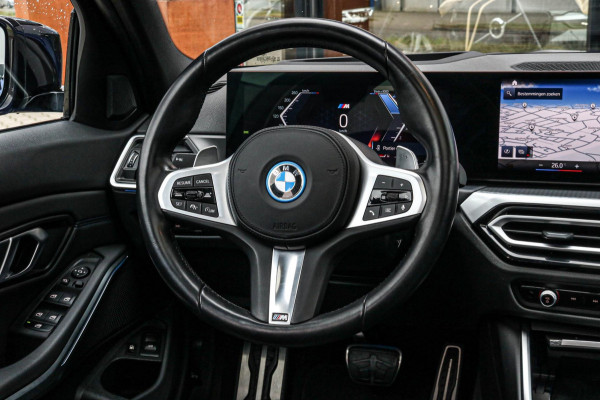 BMW 3 Serie Touring 330e | M-Sport Pro | Pano | 2 jaar garantie | ACC | LCI | Black Edition | Sfeerverlichting | Driving Assistant