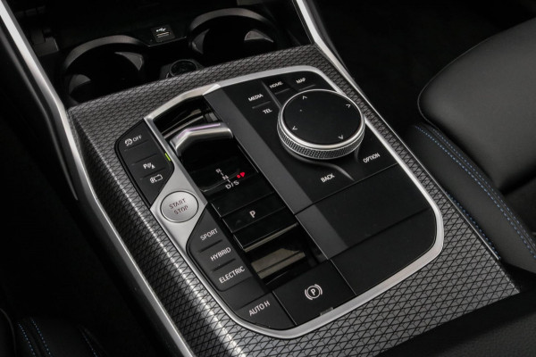 BMW 3 Serie Touring 330e | M-Sport Pro | Pano | 2 jaar garantie | ACC | LCI | Black Edition | Sfeerverlichting | Driving Assistant