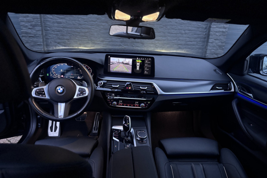 BMW 5 Serie Touring 530i M-Sport | Panodak | Comfortleder | Camera | Head Up | Boxmore Audio | Trekhaak