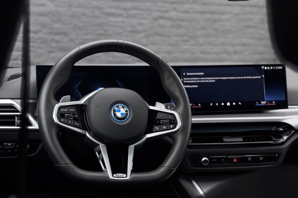 BMW 3 Serie Touring 330e M-Sport | 19,5 kWh | Panodak | Head-Up | Memory | Trekhaak | 360° Camera | Fabrieksgarantie