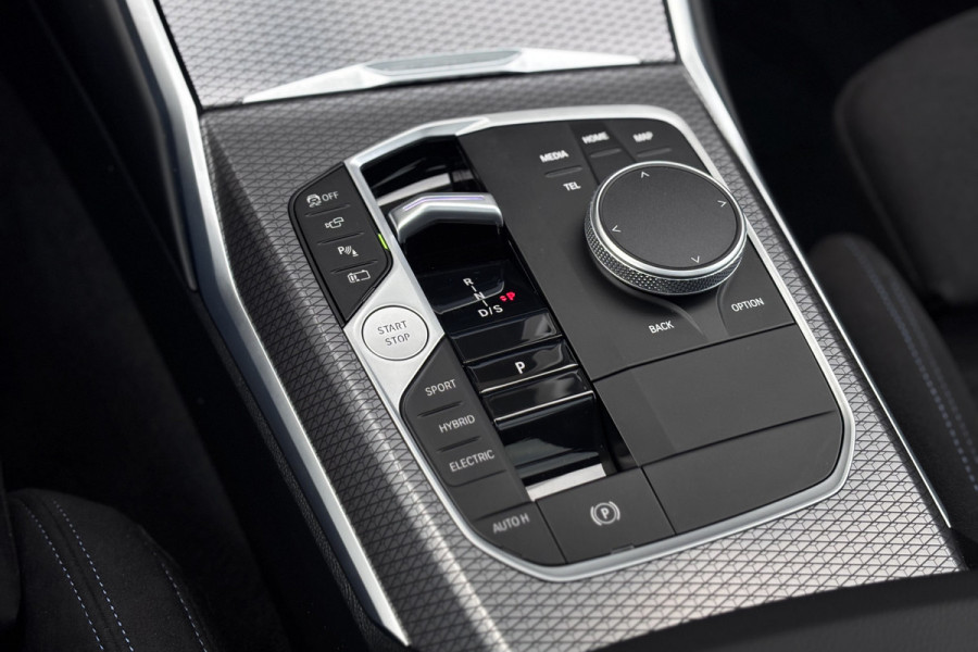 BMW 3 Serie Touring 330e M-Sport | 19,5 kWh | Panodak | Head-Up | Memory | Trekhaak | 360° Camera | Fabrieksgarantie