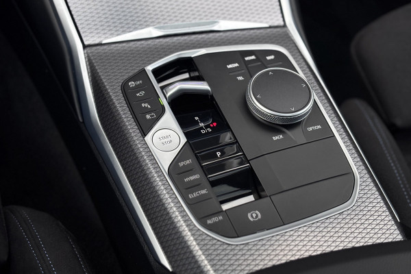 BMW 3 Serie Touring 330e M-Sport | 19,5 kWh | Panodak | Head-Up | Memory | Trekhaak | 360° Camera | Fabrieksgarantie