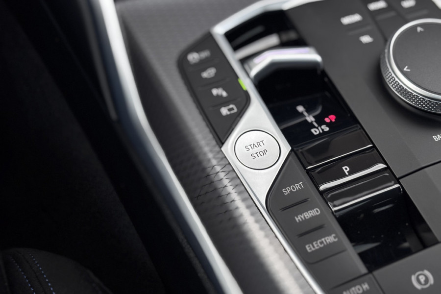 BMW 3 Serie Touring 330e M-Sport | 19,5 kWh | Panodak | Head-Up | Memory | Trekhaak | 360° Camera | Fabrieksgarantie