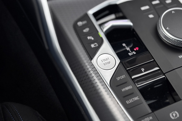 BMW 3 Serie Touring 330e M-Sport | 19,5 kWh | Panodak | Head-Up | Memory | Trekhaak | 360° Camera | Fabrieksgarantie