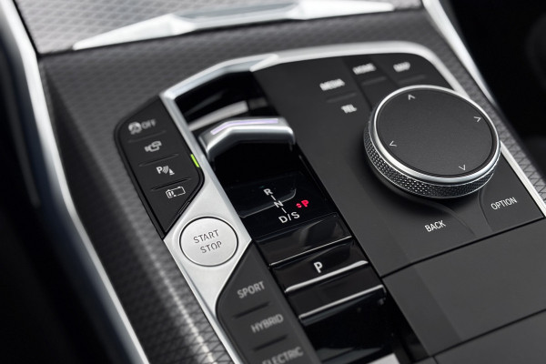 BMW 3 Serie Touring 330e M-Sport | 19,5 kWh | Panodak | Head-Up | Memory | Trekhaak | 360° Camera | Fabrieksgarantie