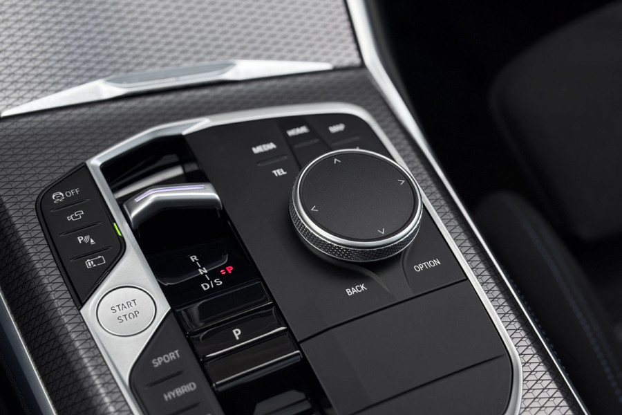 BMW 3 Serie Touring 330e M-Sport | 19,5 kWh | Panodak | Head-Up | Memory | Trekhaak | 360° Camera | Fabrieksgarantie