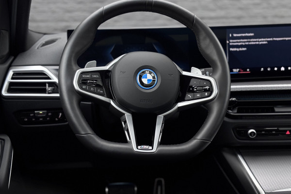 BMW 3 Serie Touring 330e M-Sport | 19,5 kWh | Panodak | Head-Up | Memory | Trekhaak | 360° Camera | Fabrieksgarantie