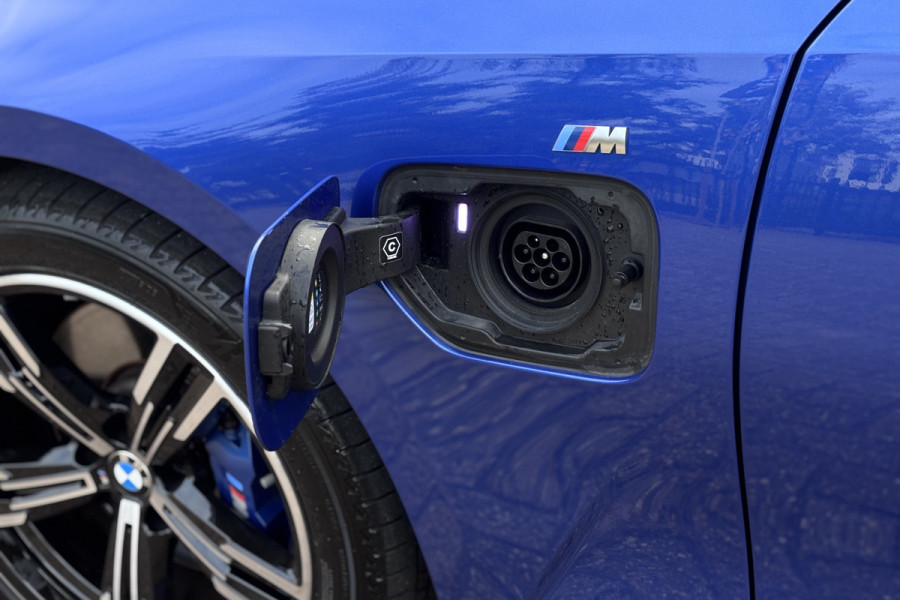 BMW 3 Serie Touring 330e M-Sport | 19,5 kWh | Panodak | Head-Up | Memory | Trekhaak | 360° Camera | Fabrieksgarantie