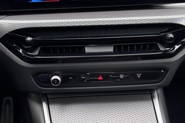 BMW 3 Serie Touring 330e M-Sport | 19,5 kWh | Panodak | Head-Up | Memory | Trekhaak | 360° Camera | Fabrieksgarantie