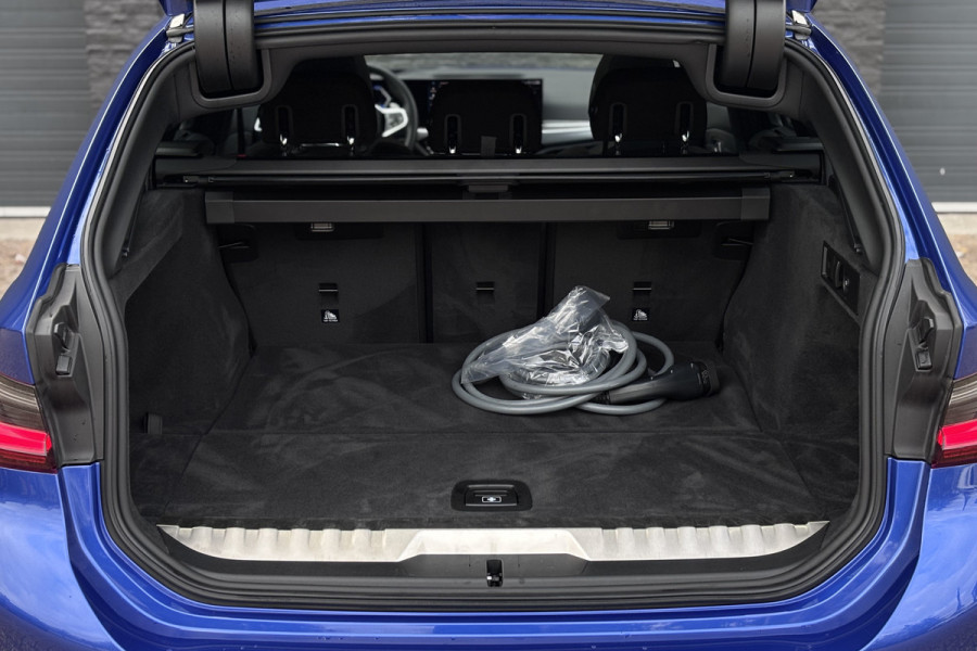 BMW 3 Serie Touring 330e M-Sport | 19,5 kWh | Panodak | Head-Up | Memory | Trekhaak | 360° Camera | Fabrieksgarantie
