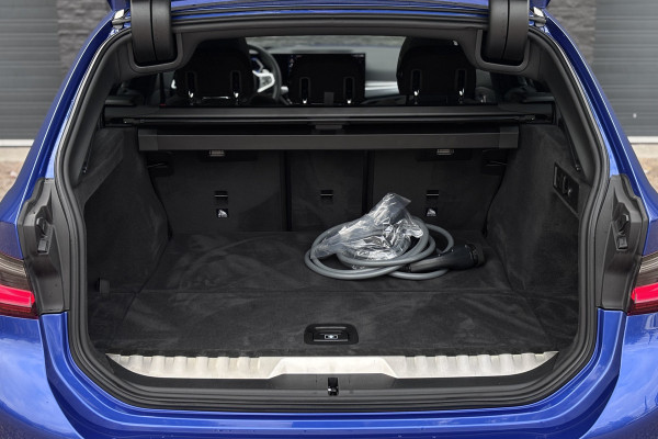 BMW 3 Serie Touring 330e M-Sport | 19,5 kWh | Panodak | Head-Up | Memory | Trekhaak | 360° Camera | Fabrieksgarantie