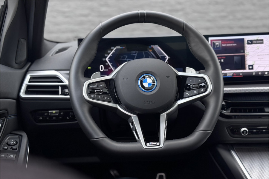 BMW 3 Serie Touring 330e M-Sport | 19,5 kWh Accu | Panodak | Head-Up | Memory | Trekhaak | 360° Camera | Fabrieksgarantie