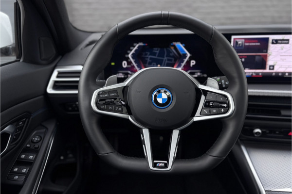 BMW 3 Serie Touring 330e M-Sport | 19,5 kWh Accu | Panodak | Head-Up | Memory | Trekhaak | 360° Camera | Fabrieksgarantie