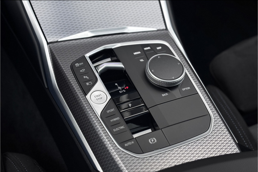 BMW 3 Serie Touring 330e M-Sport | 19,5 kWh Accu | Panodak | Head-Up | Memory | Trekhaak | 360° Camera | Fabrieksgarantie