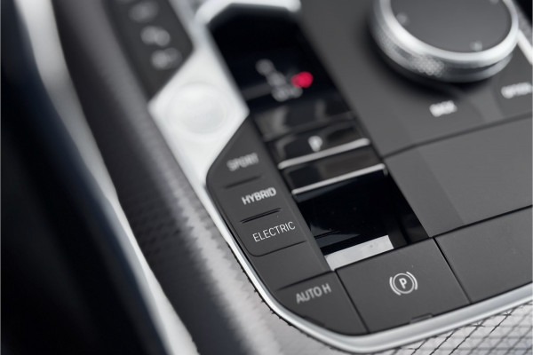 BMW 3 Serie Touring 330e M-Sport | 19,5 kWh Accu | Panodak | Head-Up | Memory | Trekhaak | 360° Camera | Fabrieksgarantie