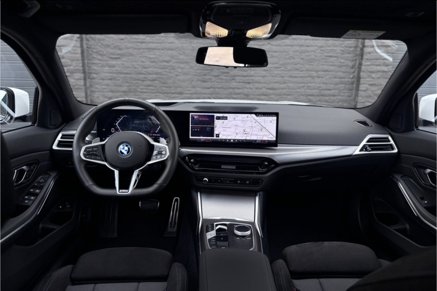 BMW 3 Serie Touring 330e M-Sport | 19,5 kWh Accu | Panodak | Head-Up | Memory | Trekhaak | 360° Camera | Fabrieksgarantie