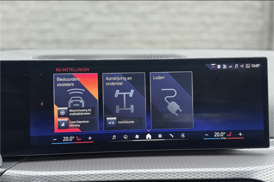 BMW 3 Serie Touring 330e M-Sport | 19,5 kWh Accu | Panodak | Head-Up | Memory | Trekhaak | 360° Camera | Fabrieksgarantie