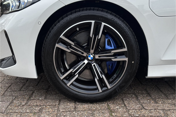 BMW 3 Serie Touring 330e M-Sport | 19,5 kWh Accu | Panodak | Head-Up | Memory | Trekhaak | 360° Camera | Fabrieksgarantie