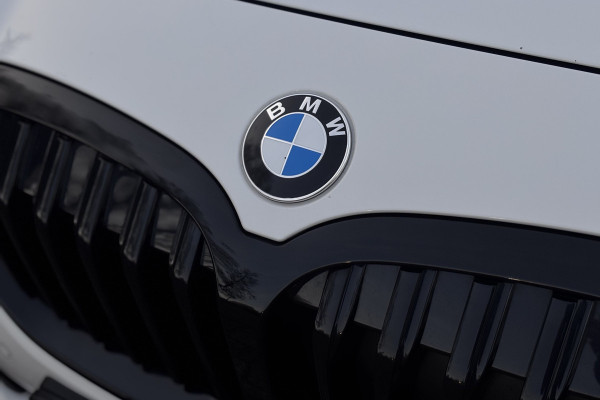 BMW 1-serie 118i M-sport | Panodak | M-Kuipstoelen | M-performance Wheels | Stoel+Stuurverwarming | Comfort Access | Trekhaak