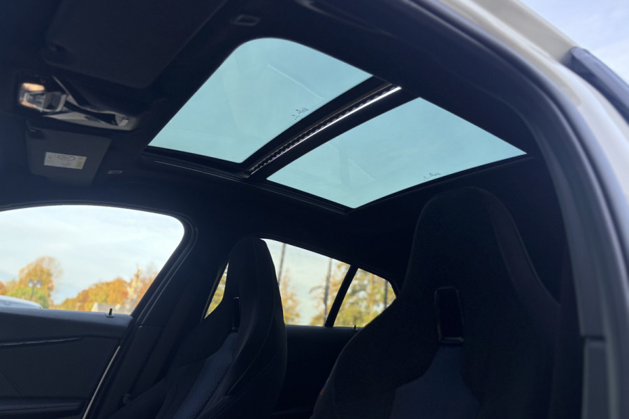 BMW 1-serie 118i M-sport | Panodak | M-Kuipstoelen | M-performance Wheels | Stoel+Stuurverwarming | Comfort Access | Trekhaak