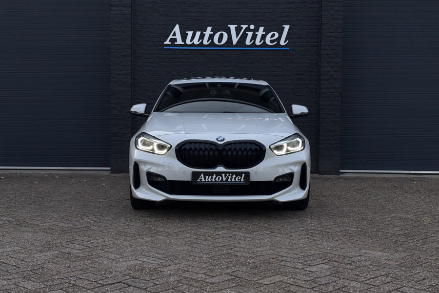 BMW 1-serie 118i M-sport | Panodak | M-Kuipstoelen | M-performance Wheels | Stoel+Stuurverwarming | Comfort Access | Trekhaak
