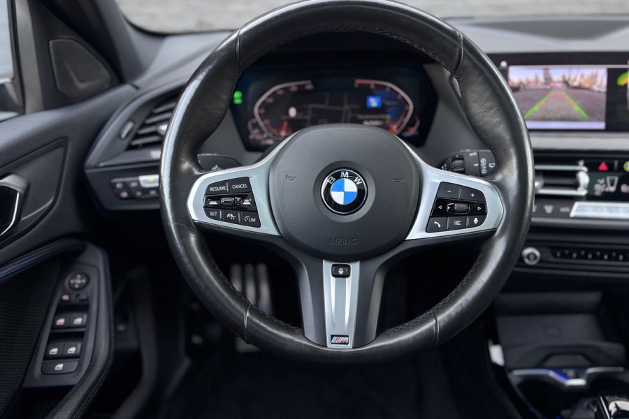 BMW 1-serie 118i M-sport | Panodak | M-Kuipstoelen | M-performance Wheels | Stoel+Stuurverwarming | Comfort Access | Trekhaak