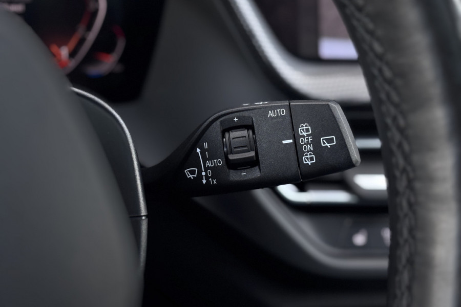 BMW 1-serie 118i M-sport | Panodak | M-Kuipstoelen | M-performance Wheels | Stoel+Stuurverwarming | Comfort Access | Trekhaak