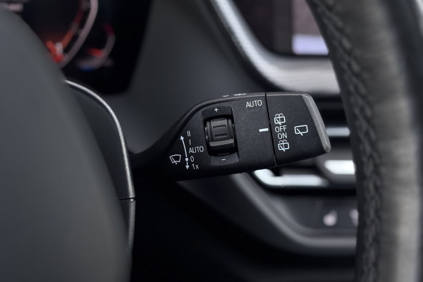 BMW 1-serie 118i M-sport | Panodak | M-Kuipstoelen | M-performance Wheels | Stoel+Stuurverwarming | Comfort Access | Trekhaak