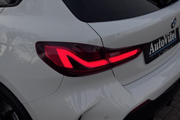 BMW 1-serie 118i M-sport | Panodak | M-Kuipstoelen | M-performance Wheels | Stoel+Stuurverwarming | Comfort Access | Trekhaak