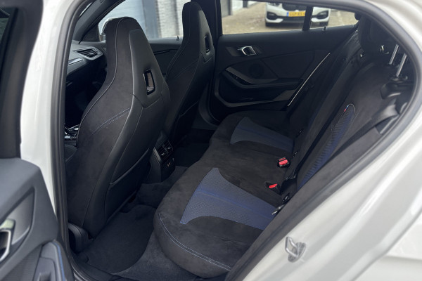 BMW 1-serie 118i M-sport | Panodak | M-Kuipstoelen | M-performance Wheels | Stoel+Stuurverwarming | Comfort Access | Trekhaak