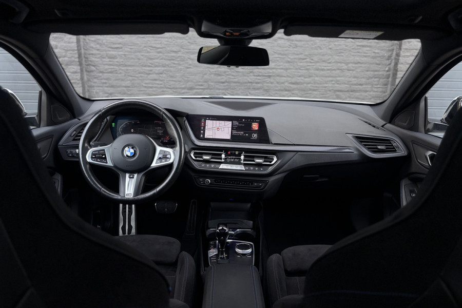 BMW 1-serie 118i M-sport | Panodak | M-Kuipstoelen | M-performance Wheels | Stoel+Stuurverwarming | Comfort Access | Trekhaak