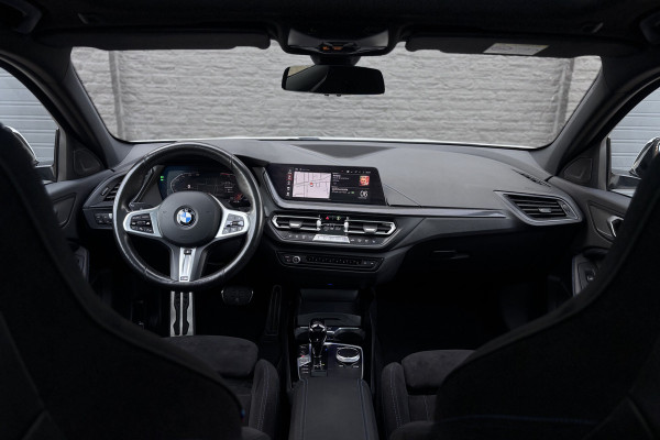BMW 1-serie 118i M-sport | Panodak | M-Kuipstoelen | M-performance Wheels | Stoel+Stuurverwarming | Comfort Access | Trekhaak