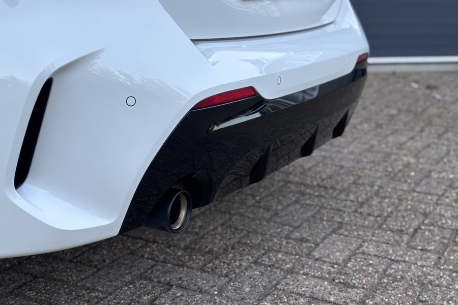 BMW 1-serie 118i M-sport | Panodak | M-Kuipstoelen | M-performance Wheels | Stoel+Stuurverwarming | Comfort Access | Trekhaak