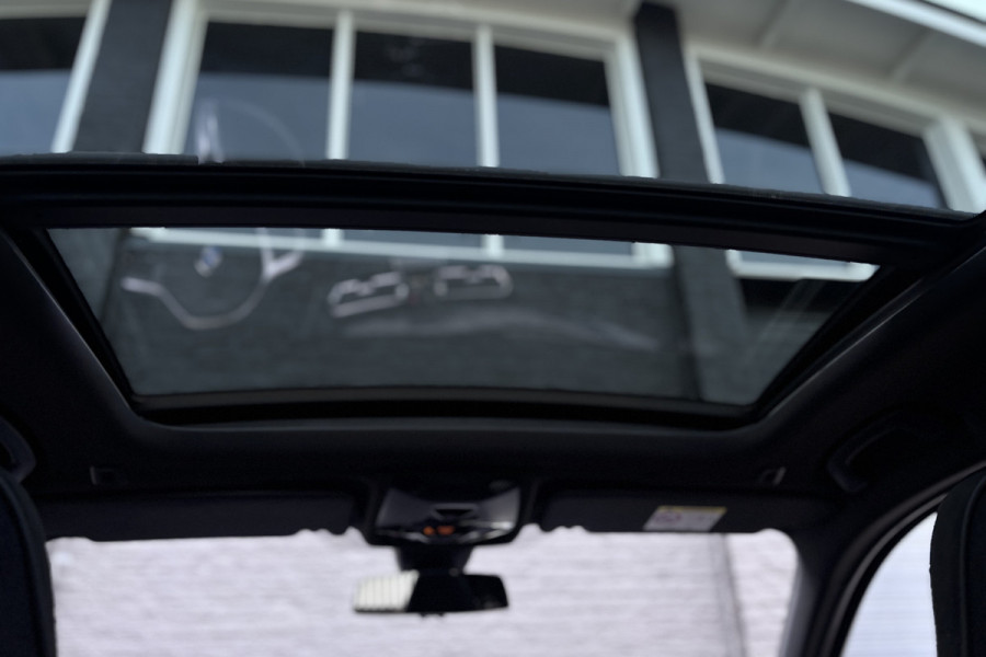 BMW 1-serie 118i M-sport | Panodak | M-Kuipstoelen | M-performance Wheels | Stoel+Stuurverwarming | Comfort Access | Trekhaak