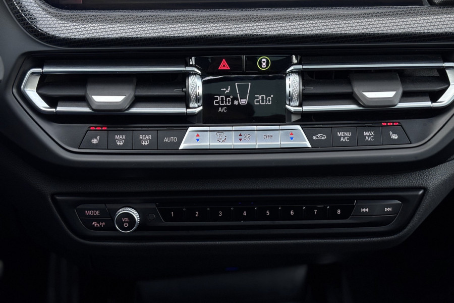 BMW 1-serie 118i M-sport | Panodak | M-Kuipstoelen | M-performance Wheels | Stoel+Stuurverwarming | Comfort Access | Trekhaak