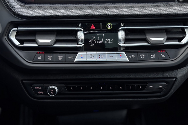 BMW 1-serie 118i M-sport | Panodak | M-Kuipstoelen | M-performance Wheels | Stoel+Stuurverwarming | Comfort Access | Trekhaak