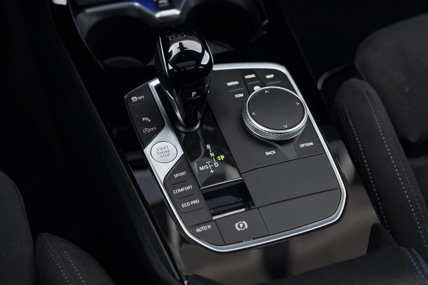 BMW 1-serie 118i M-sport | Panodak | M-Kuipstoelen | M-performance Wheels | Stoel+Stuurverwarming | Comfort Access | Trekhaak