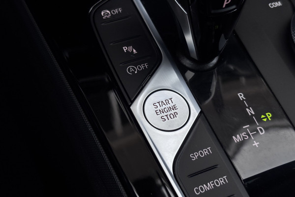 BMW 1-serie 118i M-sport | Panodak | M-Kuipstoelen | M-performance Wheels | Stoel+Stuurverwarming | Comfort Access | Trekhaak