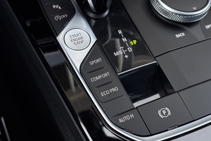 BMW 1-serie 118i M-sport | Panodak | M-Kuipstoelen | M-performance Wheels | Stoel+Stuurverwarming | Comfort Access | Trekhaak