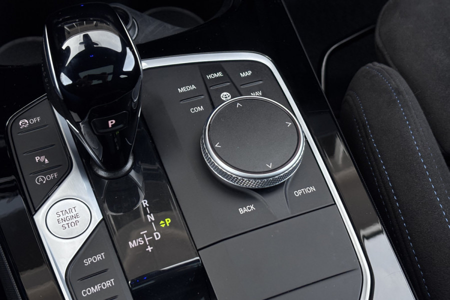 BMW 1-serie 118i M-sport | Panodak | M-Kuipstoelen | M-performance Wheels | Stoel+Stuurverwarming | Comfort Access | Trekhaak