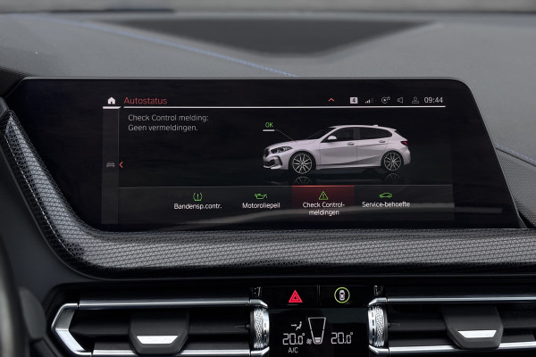 BMW 1-serie 118i M-sport | Panodak | M-Kuipstoelen | M-performance Wheels | Stoel+Stuurverwarming | Comfort Access | Trekhaak