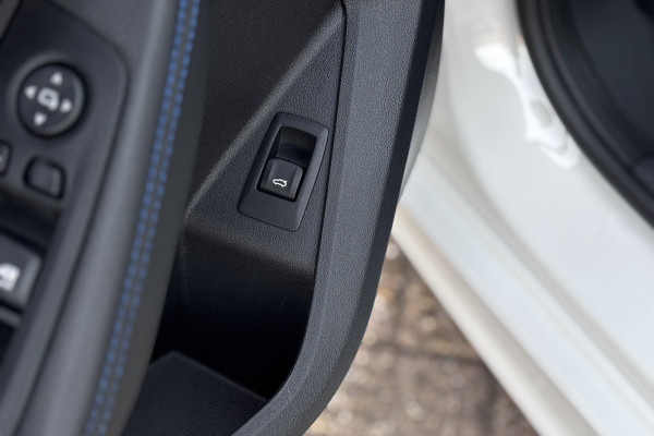 BMW 1-serie 118i M-sport | Panodak | M-Kuipstoelen | M-performance Wheels | Stoel+Stuurverwarming | Comfort Access | Trekhaak