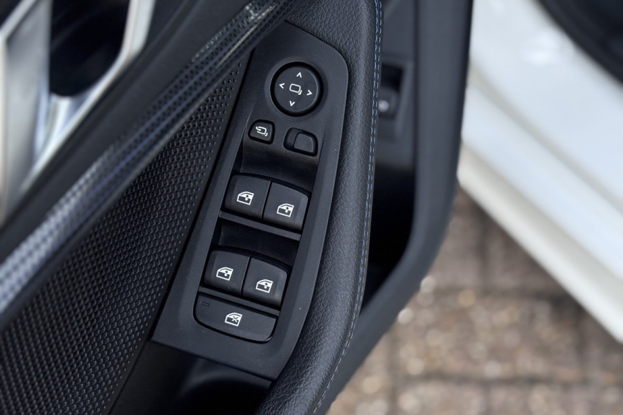 BMW 1-serie 118i M-sport | Panodak | M-Kuipstoelen | M-performance Wheels | Stoel+Stuurverwarming | Comfort Access | Trekhaak