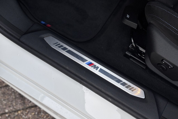 BMW 1-serie 118i M-sport | Panodak | M-Kuipstoelen | M-performance Wheels | Stoel+Stuurverwarming | Comfort Access | Trekhaak