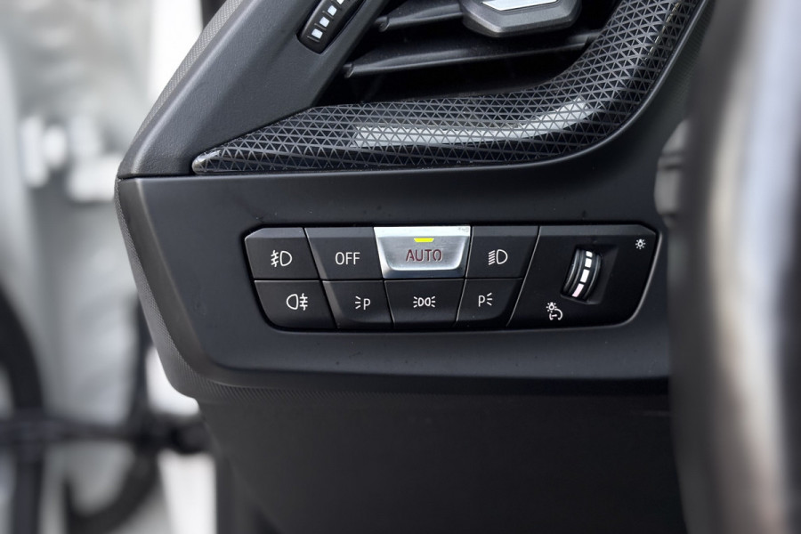 BMW 1-serie 118i M-sport | Panodak | M-Kuipstoelen | M-performance Wheels | Stoel+Stuurverwarming | Comfort Access | Trekhaak