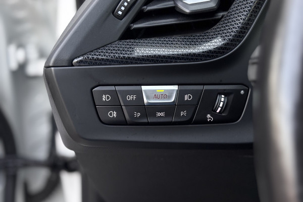 BMW 1-serie 118i M-sport | Panodak | M-Kuipstoelen | M-performance Wheels | Stoel+Stuurverwarming | Comfort Access | Trekhaak