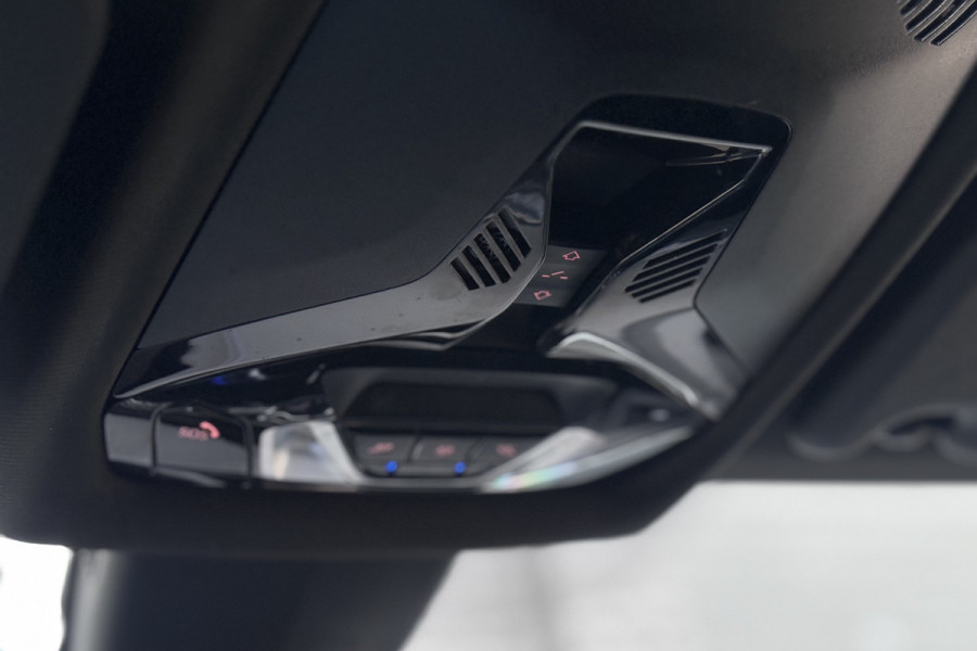 BMW 1-serie 118i M-sport | Panodak | M-Kuipstoelen | M-performance Wheels | Stoel+Stuurverwarming | Comfort Access | Trekhaak