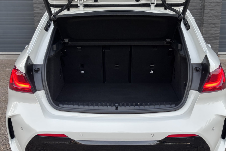 BMW 1-serie 118i M-sport | Panodak | M-Kuipstoelen | M-performance Wheels | Stoel+Stuurverwarming | Comfort Access | Trekhaak