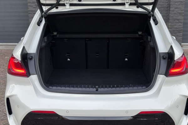 BMW 1-serie 118i M-sport | Panodak | M-Kuipstoelen | M-performance Wheels | Stoel+Stuurverwarming | Comfort Access | Trekhaak